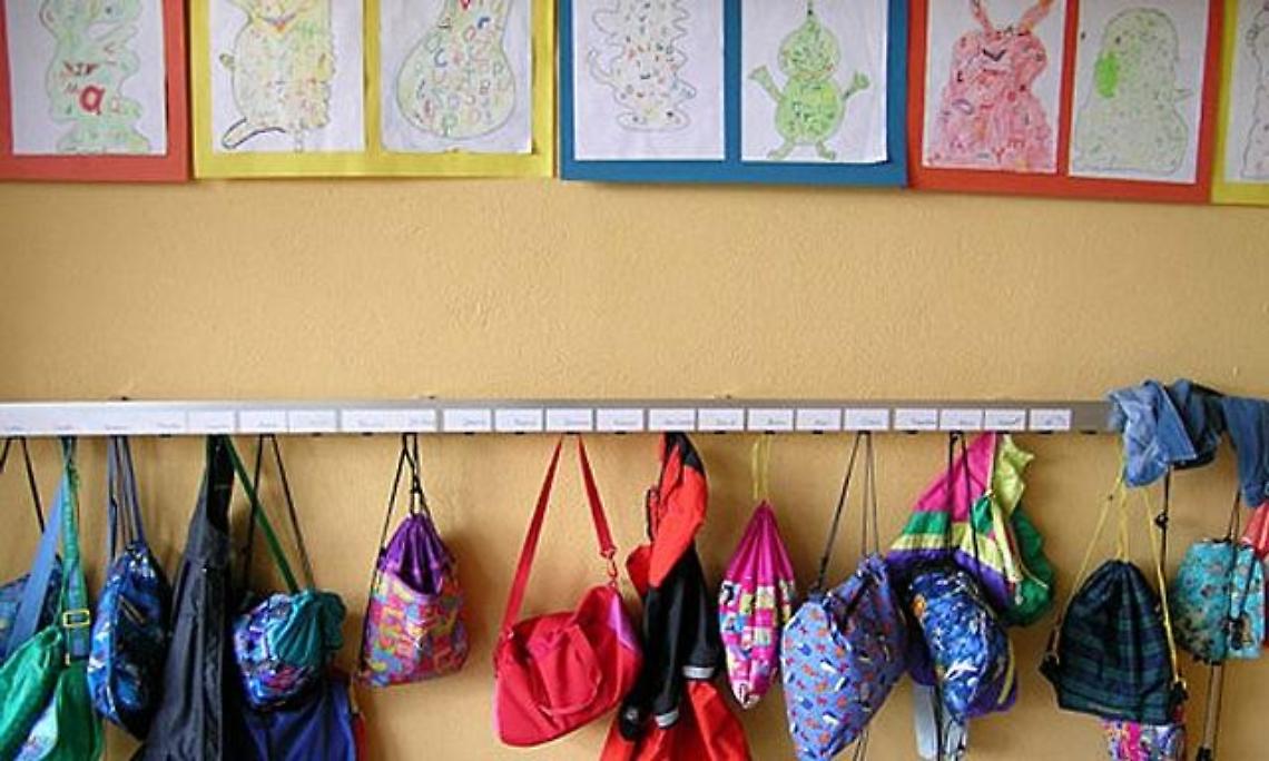 Im Kindergarten  [ (c) www.BilderBox.com,Erwin Wodicka,Siedlerzeile 3,A4062 Thening,Tel.+43 676 5103 678. Verwendung nur gegen HONORAR, BELEG, URHEBERVERMERK und den AGBs auf bilderbox.com ] in an am um im einer beim and einem mit / Menschenkind Menschenkinder Geschwister Verwandtschaft Bruder Schwester Schwestern Brüder Brueder Junge Mädchen Maedchen Geschwisterpaar Nachkommen Karenzgeld Karenzgelder Kindergelder Kindergeld Kinderbeihilfe Kinderbeihilfen Menschen Schwester Brüdern Bruedern Beihilfe Beihilfen Mensch Kindergarten Nachwuchssorgen Kindergartenpläze Kindergartenplaetze Soziales Sozialeinrichtungen Gemeindeeinrichtungen öffentliche Kinderbertreung Kinderbetreuungsplätze