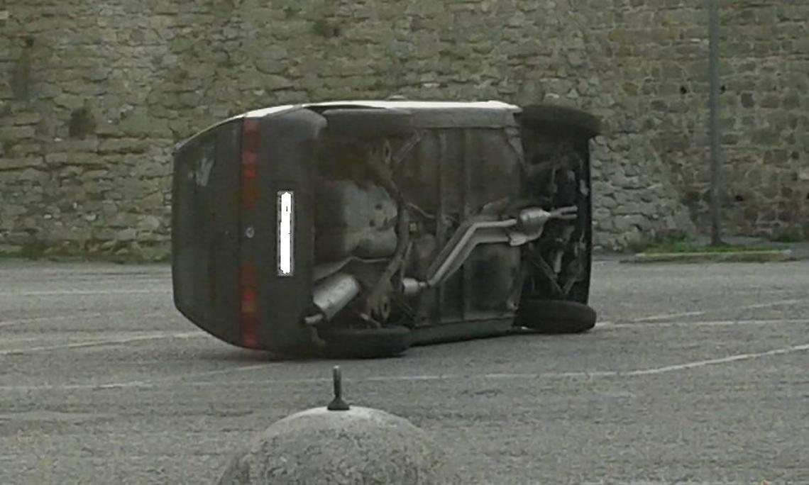 monselice auto rovesciata
