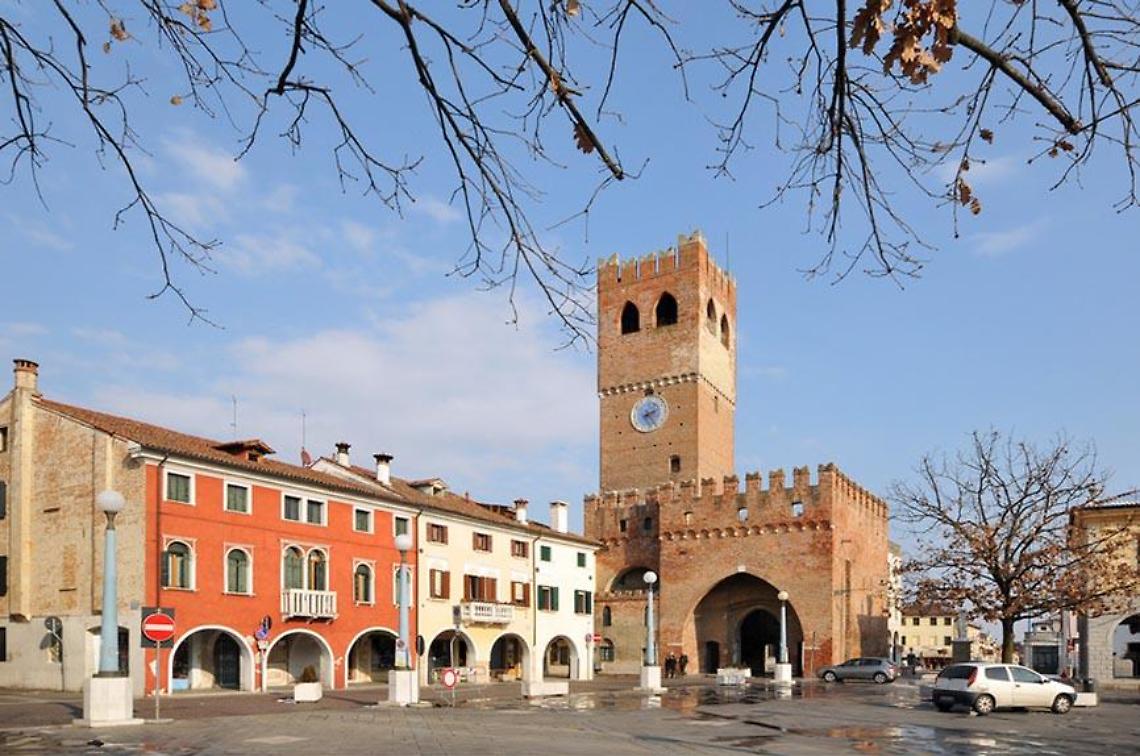 piazza castello noale