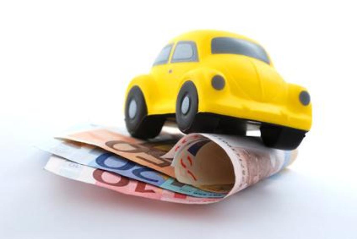 Auto erklimmt Eurohürde