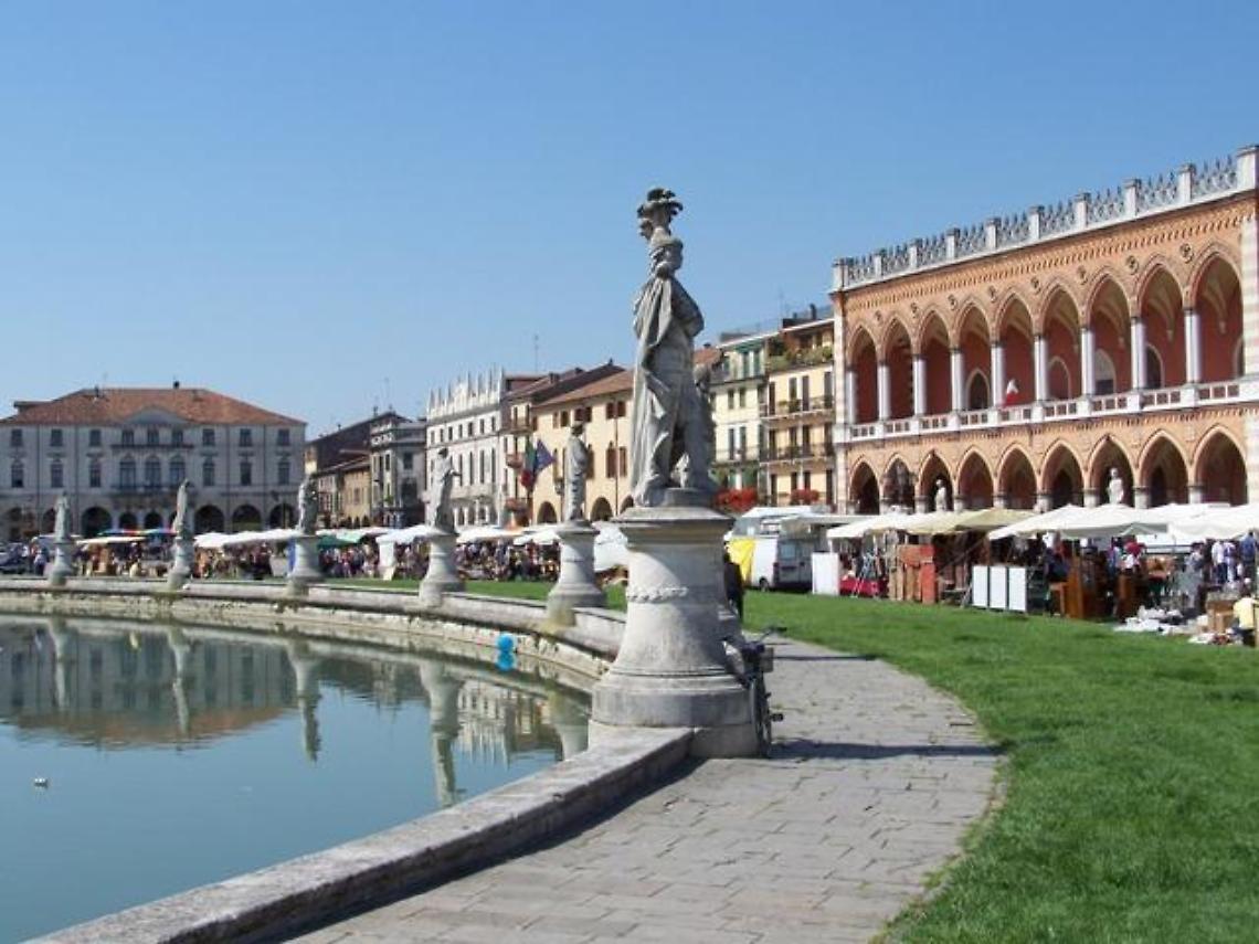 “Via l’asfalto da Prato della Valle”: Orizzonti rilancia la sfida per una piazza più verde