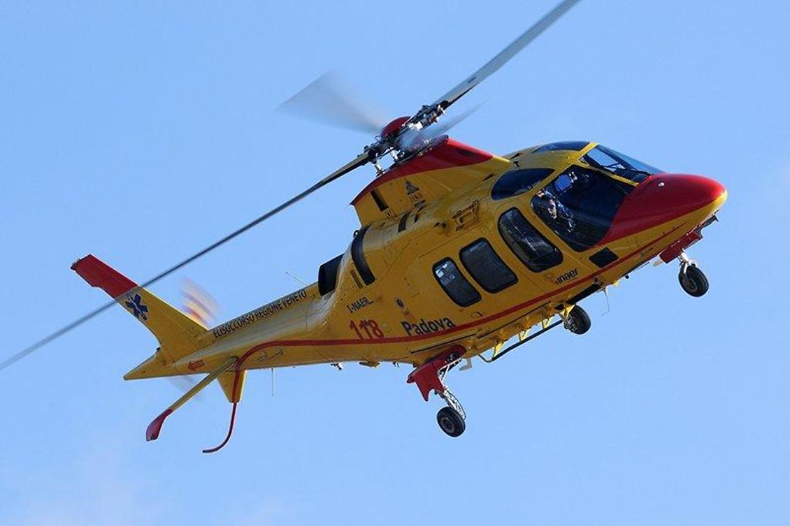 Cade da un ponteggio mentre lavora in giardino: grave un uomo di 60 anni
