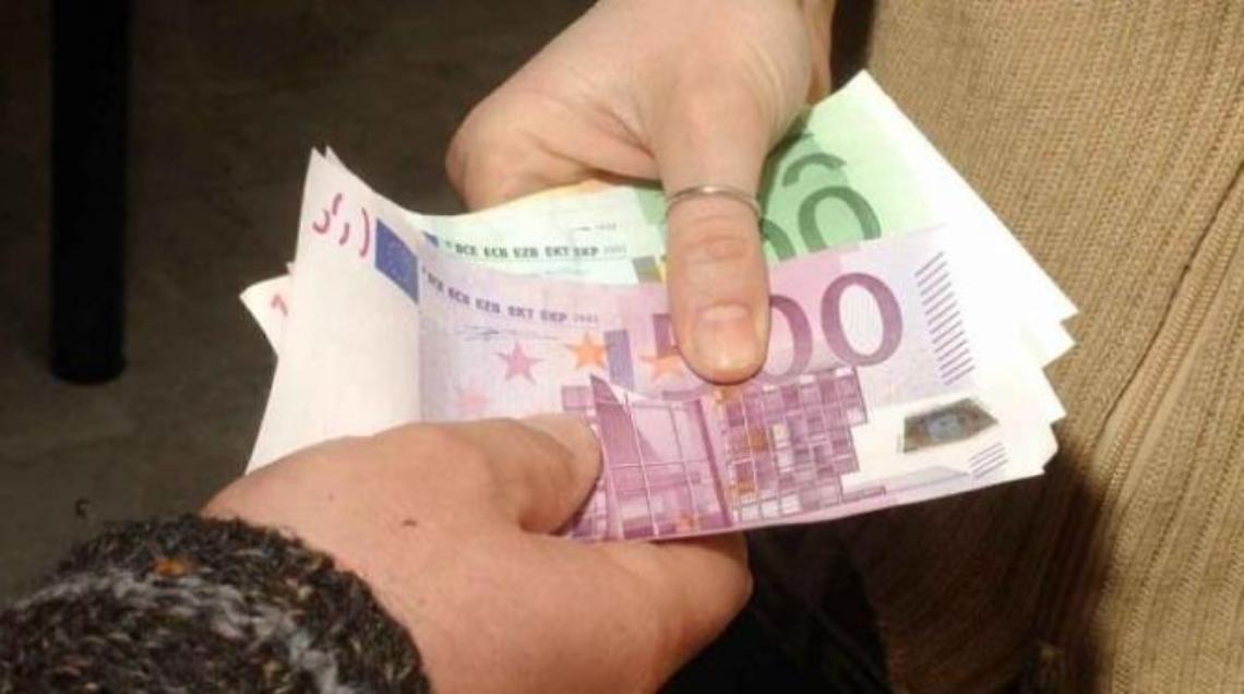 Ricatto tra colleghi: cameriere estorce 500 euro minacciando di pubblicare video hot