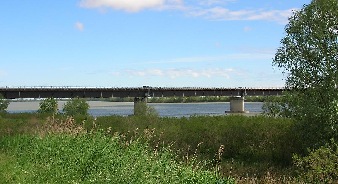 bottrighe-il-fiume-po-ed-il-ponte-brigata-cremona-tra-bottrighe-e-corbola