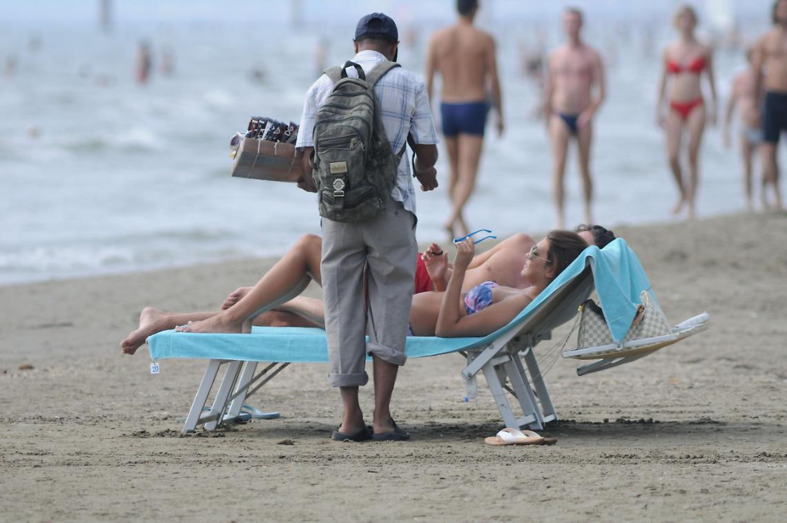 Roberto Farnesi con la fidanzata in spiaggia