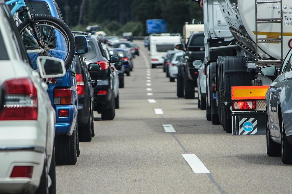 Incidente in A4: scontro tra suv e scooter provoca feriti e lunghe code 