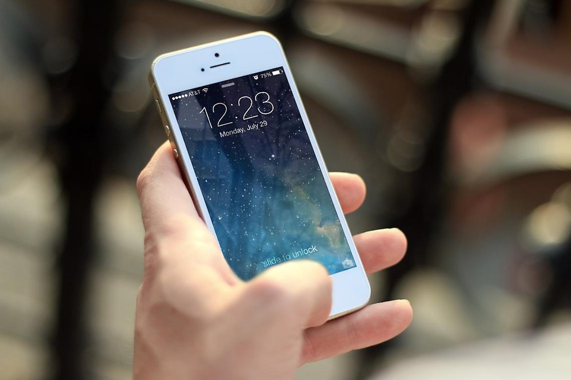 Strappa l&rsquo;iPhone a una passante e fugge: arrestato 24enne a Vittorio Veneto