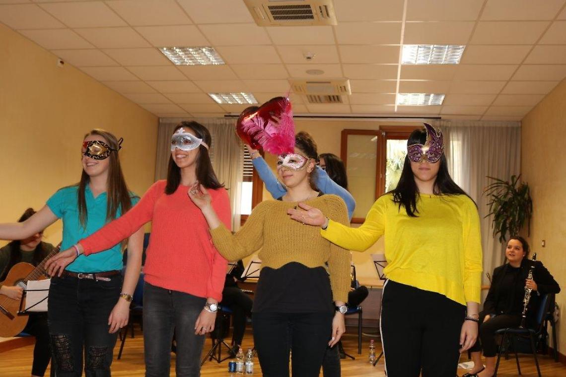 Studentesse del Liceo_nel REGALO PREZIOSO