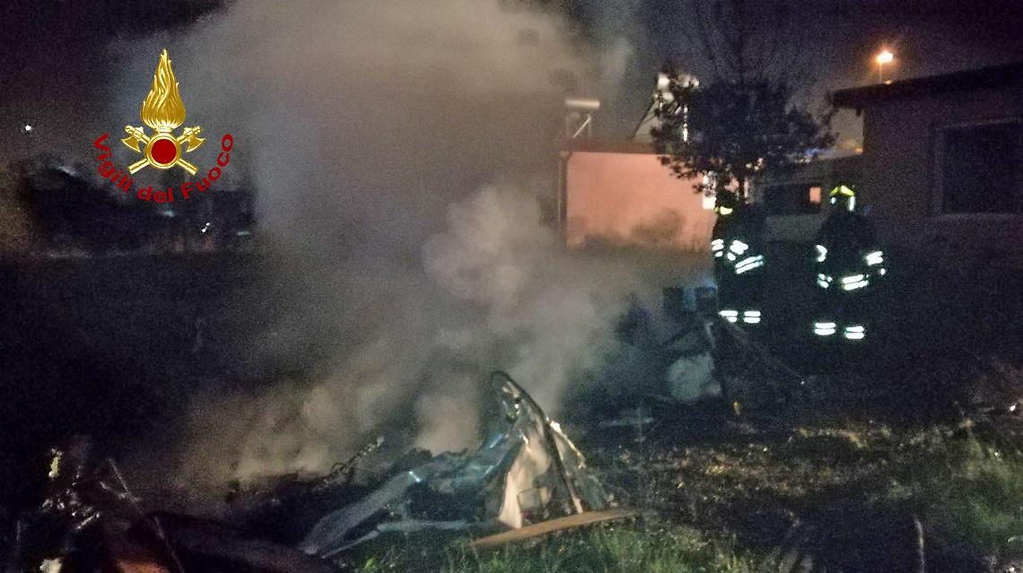 Pompieri incendio roulotte