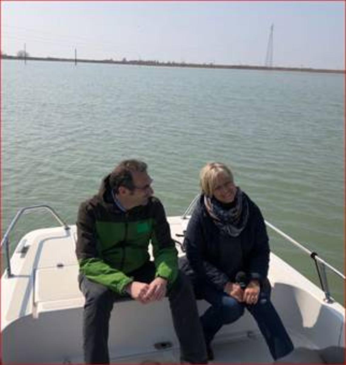 Federico Vianello con la conduttrice Donatella Bianchi in barca