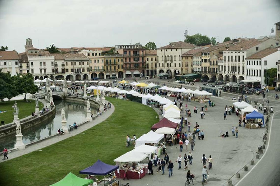 Il mercato di Prato della Valle protagonista nel film celebrativo di Confcommercio: riflettori su Padova e sui suoi giovani ambulanti