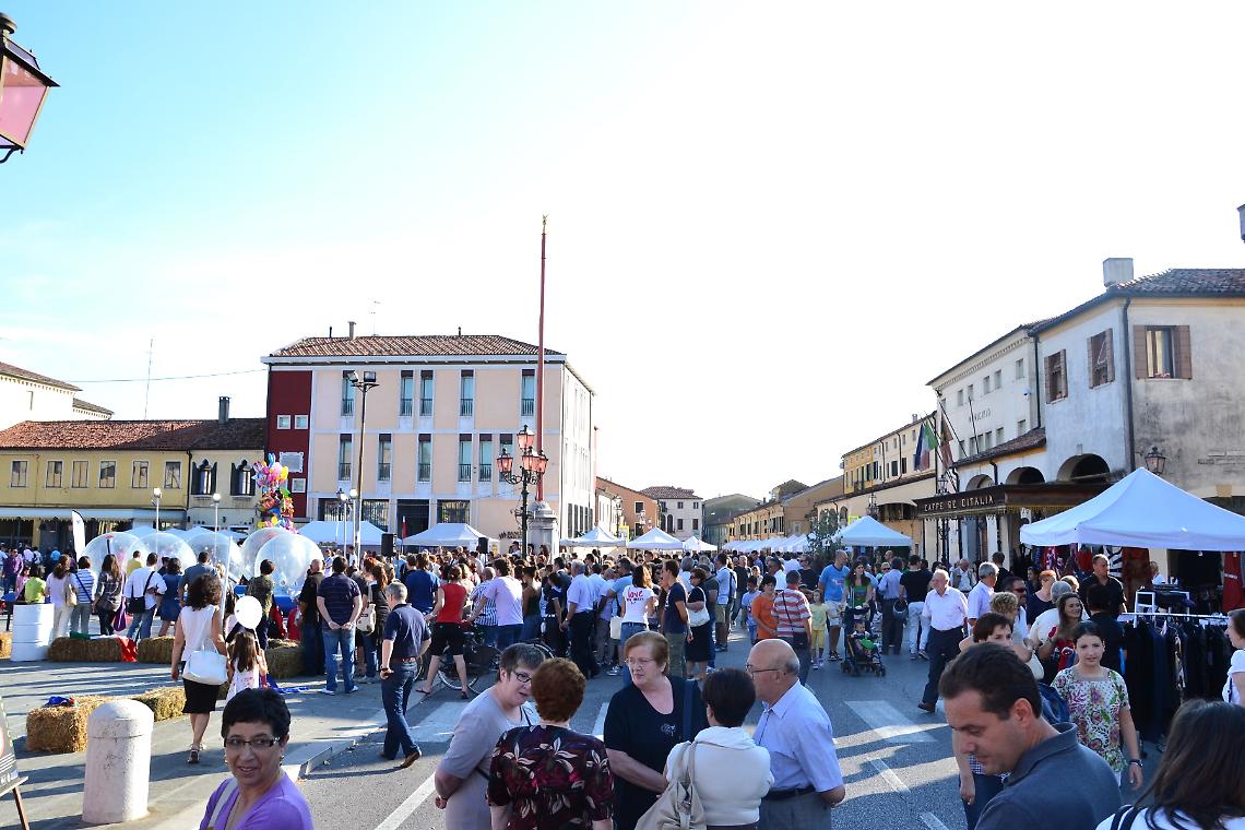 mirano a piedi in centro