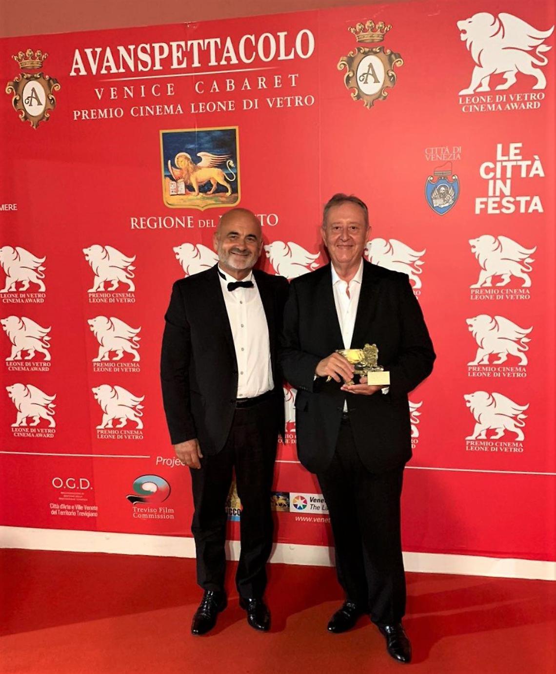 Venezia, Angelo Zanellato consegna il premia all'attore polesano Renato Cecchetto