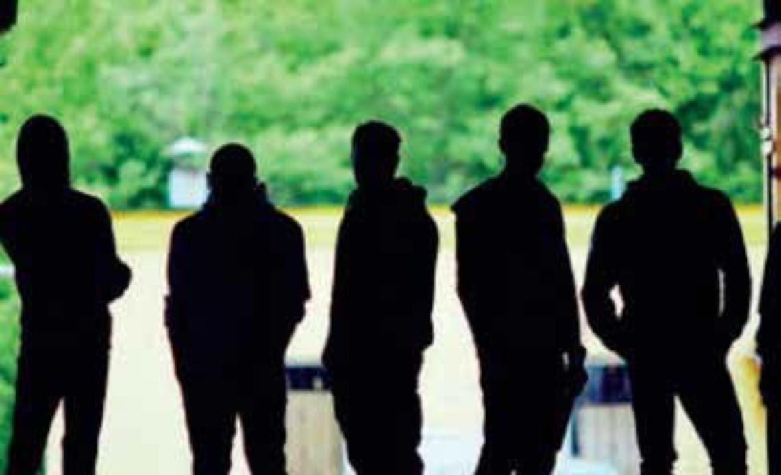 Raid vandalico a Concadirame: bruciati rifiuti e distrutto il parco pubblico