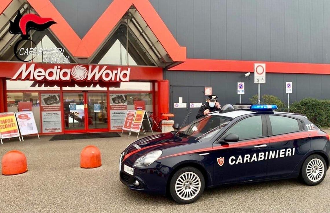 Ruba un paio di cuffie wireless allo store: Arrestato