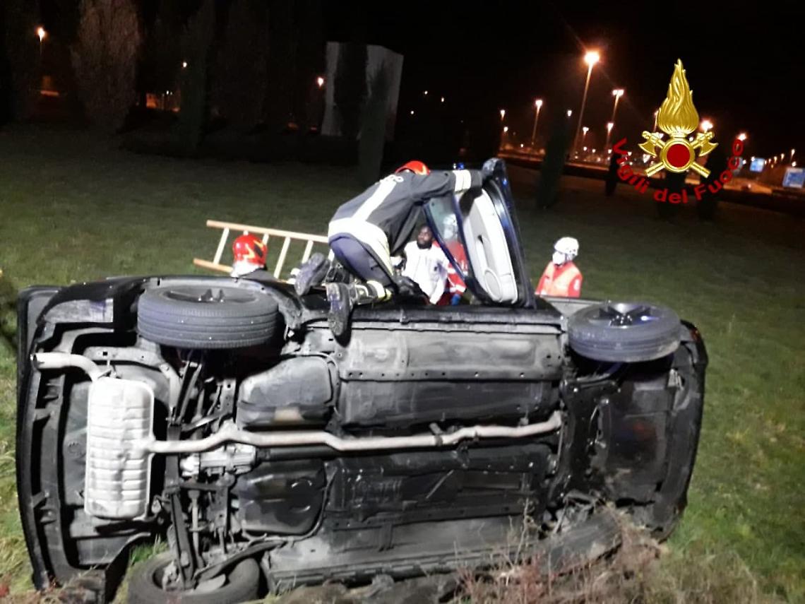 Auto fuori strada in viale Serenissima migliore