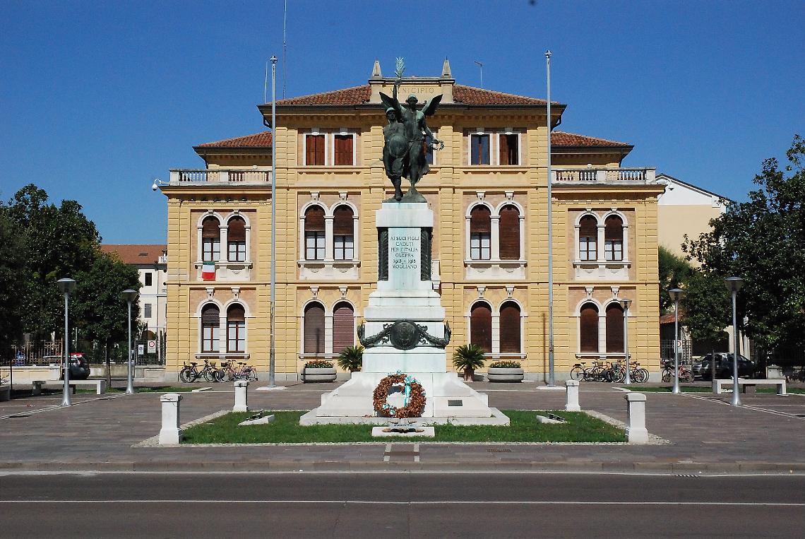 Monumento_ai_caduti_e_municipio_di_Mogliano_Veneto