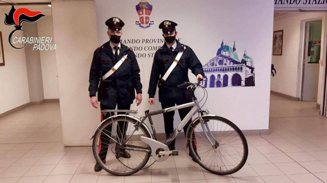 Padova, ruba bici nel cortile della chiesa ma le telecamere lo riprendono