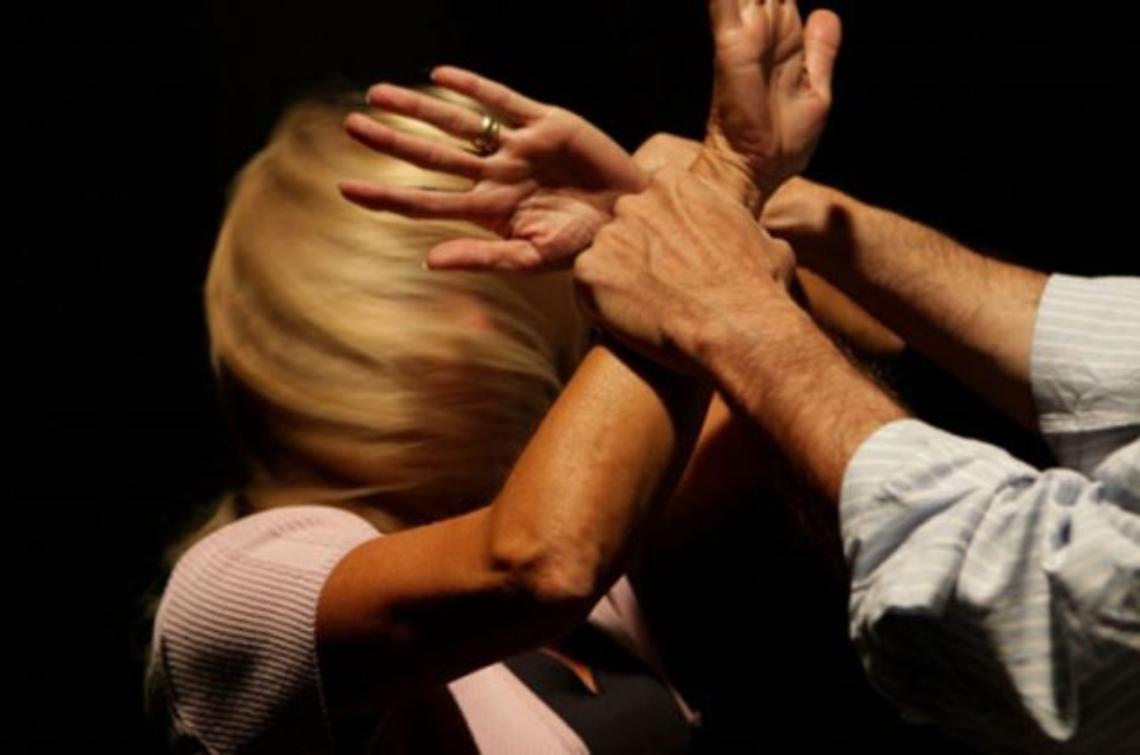 violenza in famiglia marito picchia moglie arresto