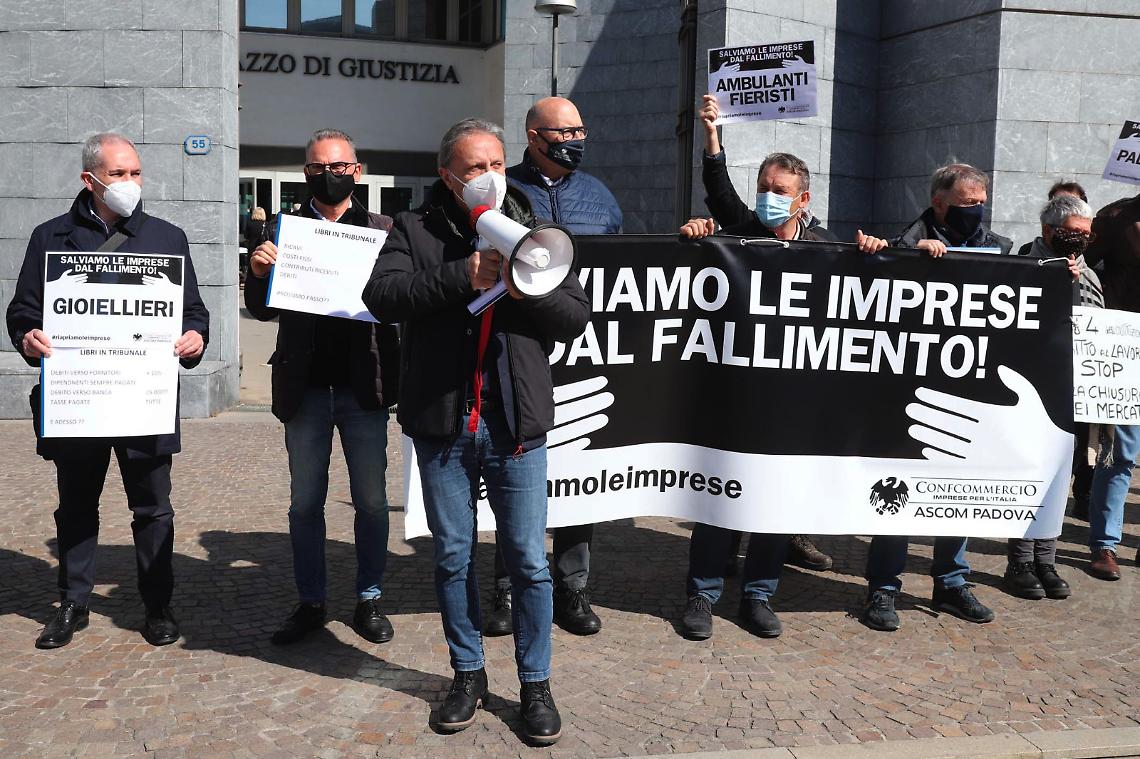 «Salviamo le imprese dal fallimento», il flashmob di Ascom Padova