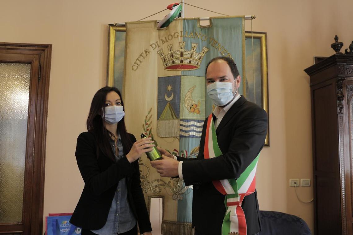 borracce mogliano consegna a una dipendente comunale