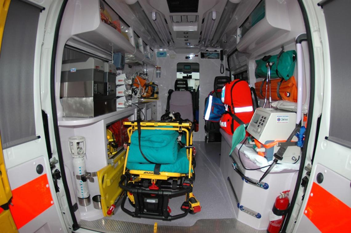interno ambulanza suem 118 ok