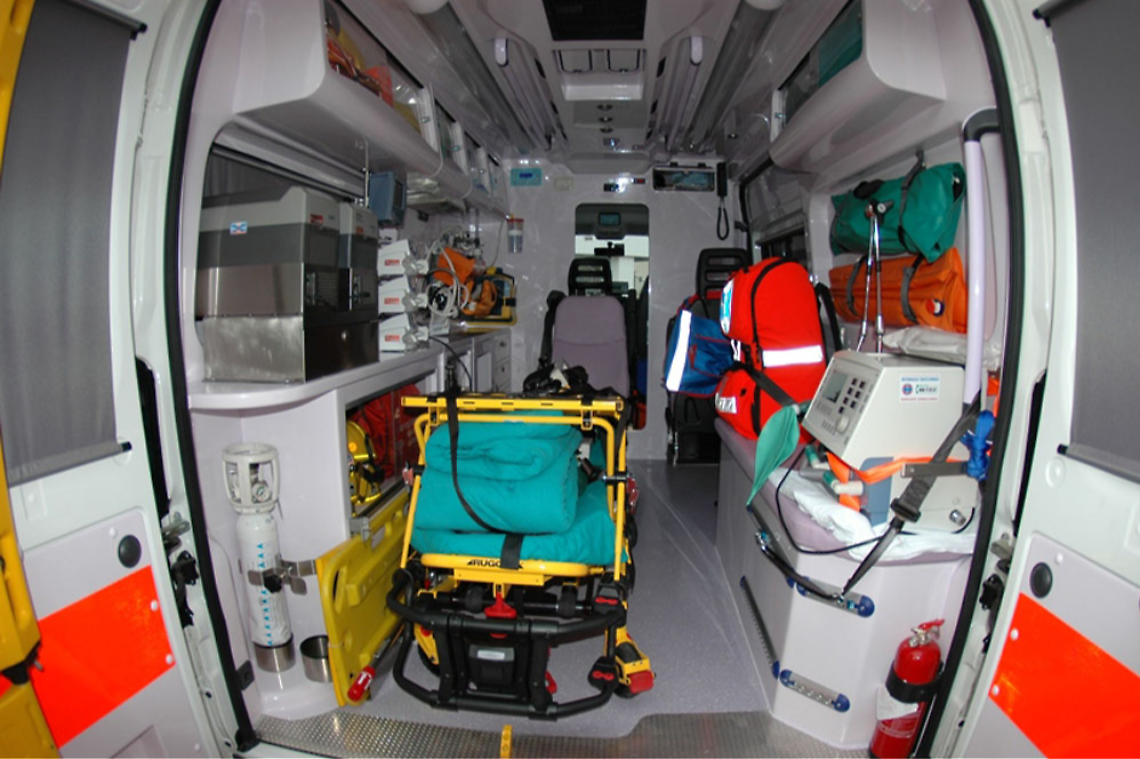 interno ambulanza suem 118 ok