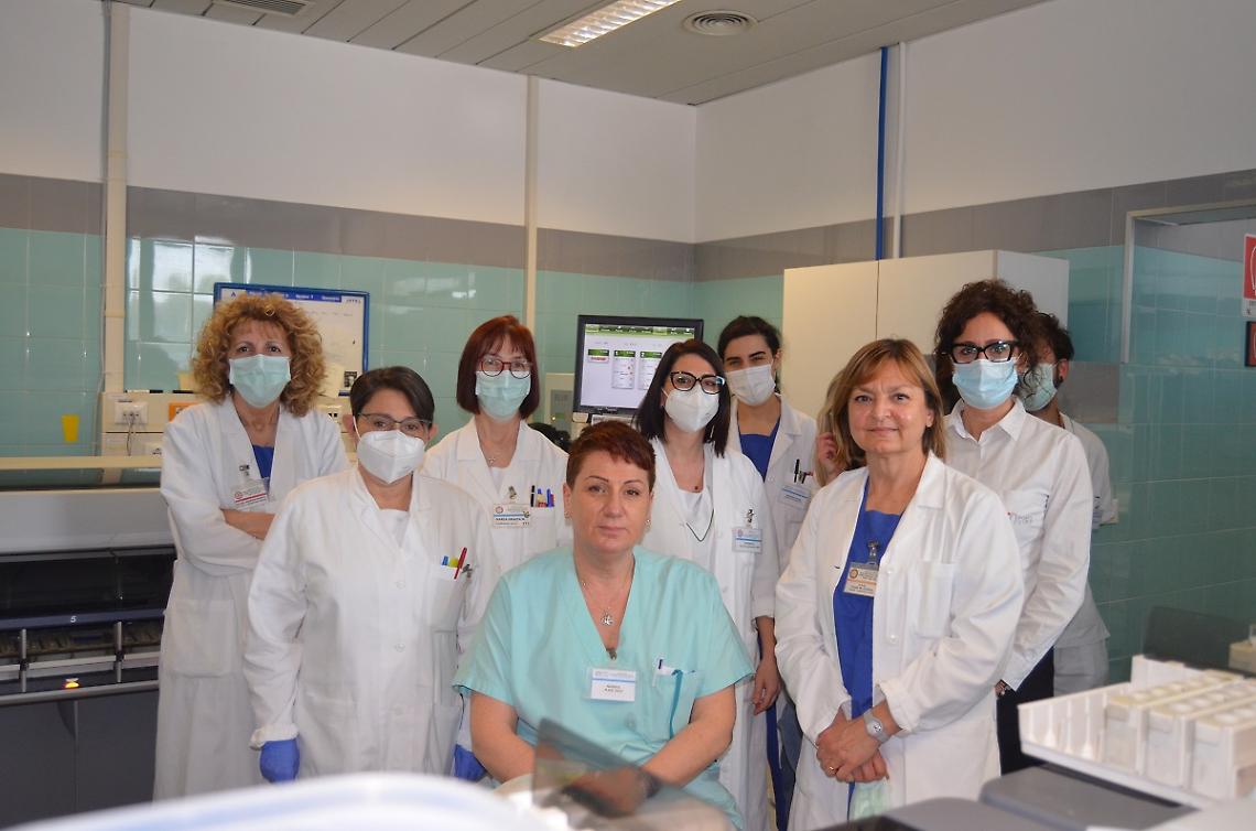 Equipe laboratorio analisi con in primo piano a dx Maria Cristina Poletti