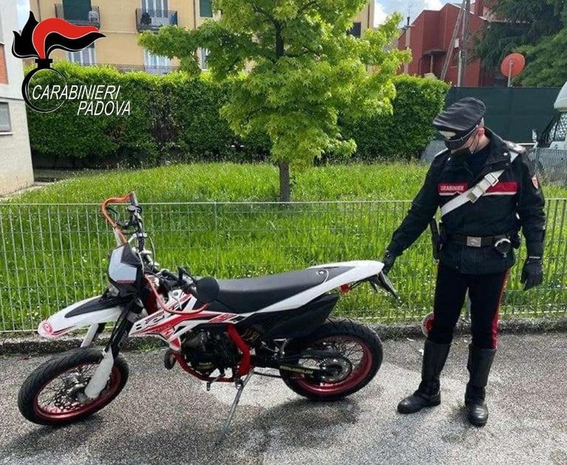 Padova, minorenne brucia il posto di blocco e si da alla fuga