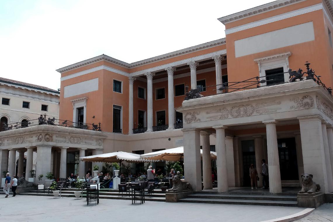 Padova: 190 anni di caffè Pedrocchi, senza età e senza porte