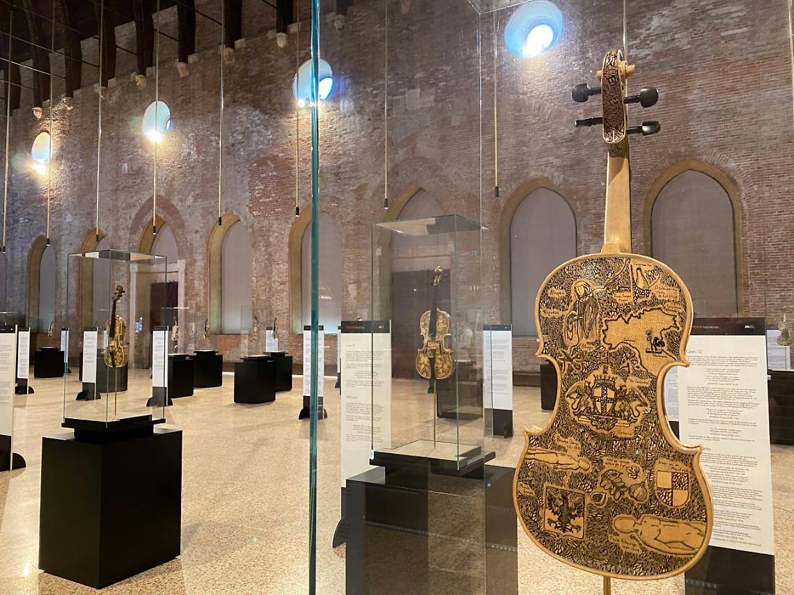 Basilica mostra violini primo piano strumento