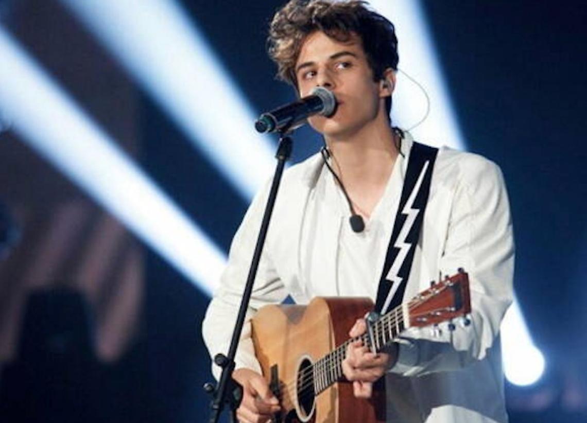 Michele Merlo canta con chitarra