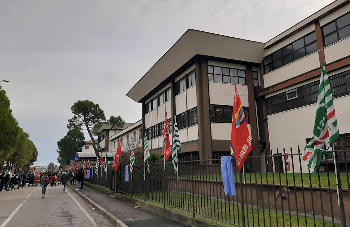 forall pal zileri sciopero 15 dic 2020 esterno bandiere