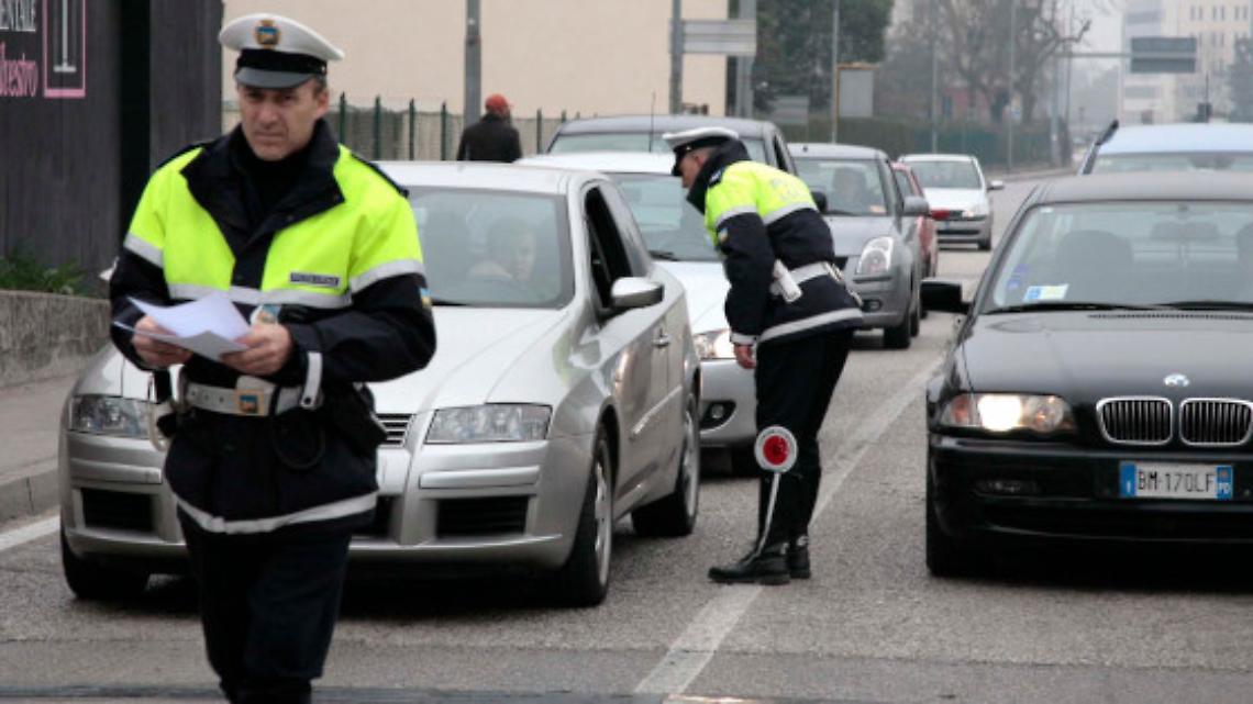 polizia locale vicenza sulla strada con paletta ph Comune Vicenza