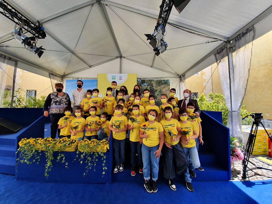 Padova: gli alunni della scuola primaria “Vanzo” cantano l’inno d’Italia di fronte al Presidente Mattarella