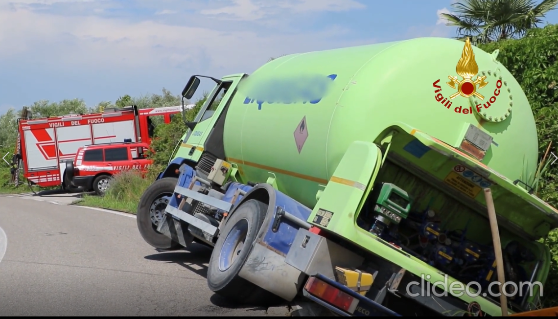 Cisterna carica di gas precipita in una scarpata a Solagna: Valsugana chiusa al traffico