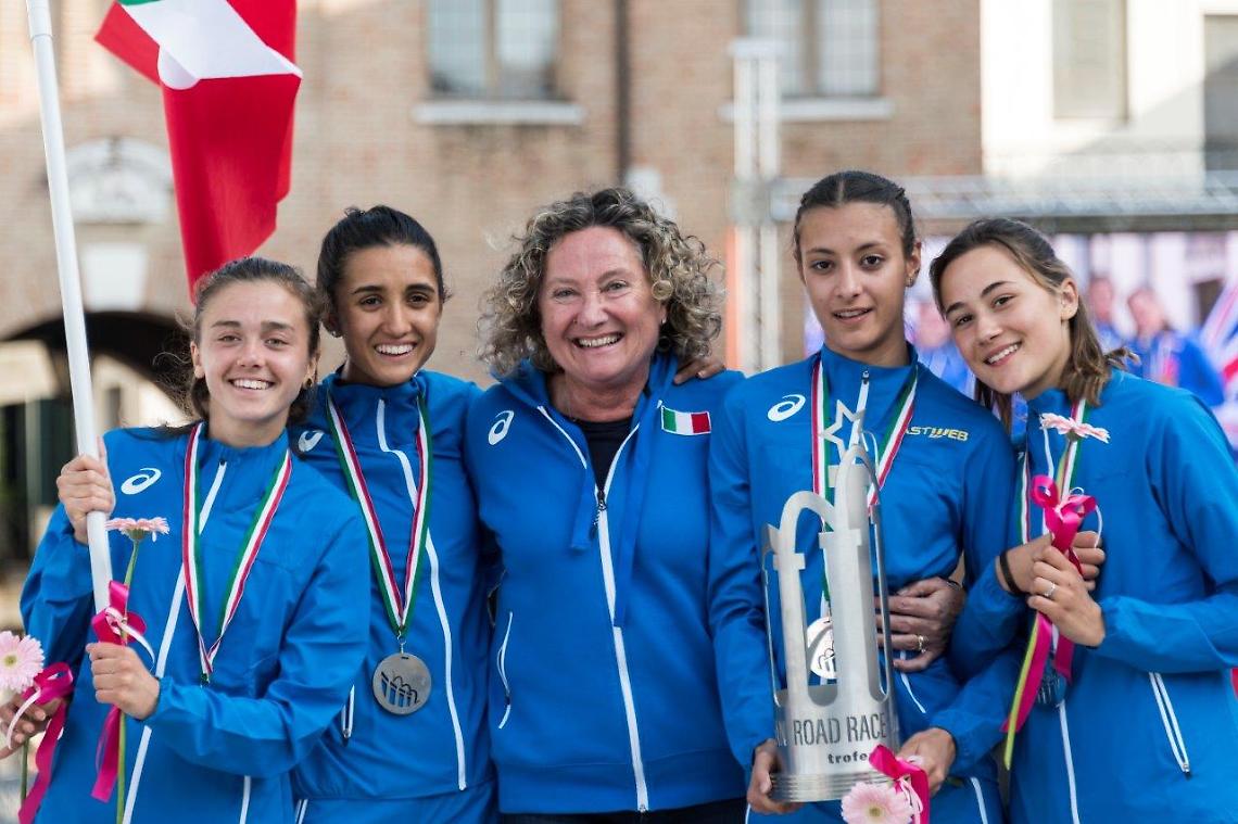 Ode19b_Le azzurrine con l'olimpionica Gabriella Dorio