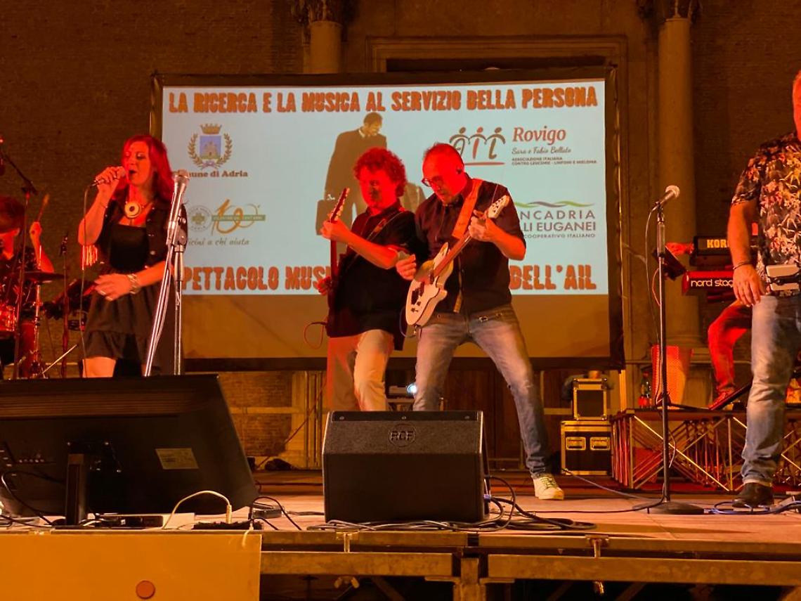 Omar Barbierato si esibisce con tutta la band