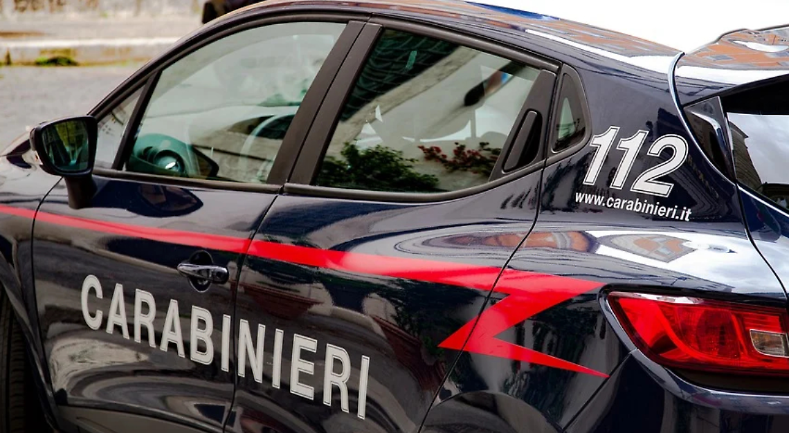 Nota estranei vicino a casa e chiama i carabinieri: messi in fuga i malintenzionati