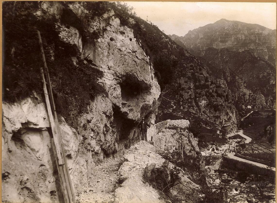 Foto storica scavo in roccia preso la sorgente