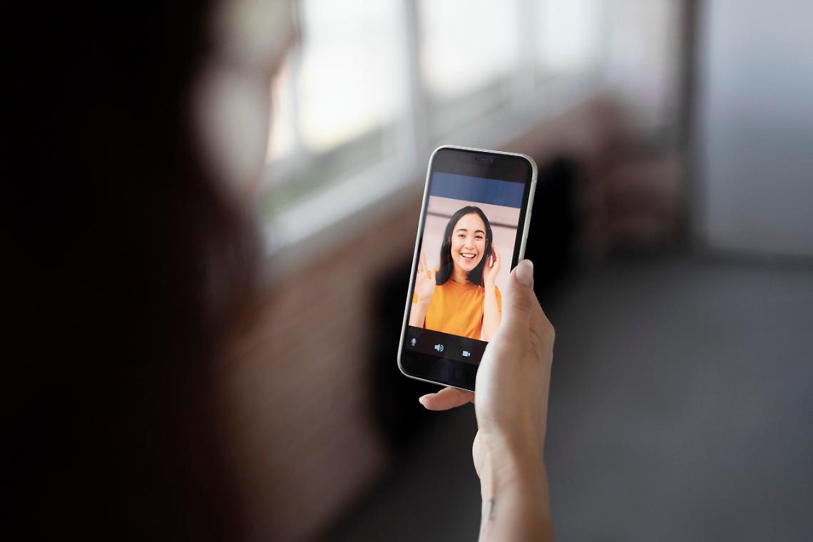 close-up-employee-holding-smartphone