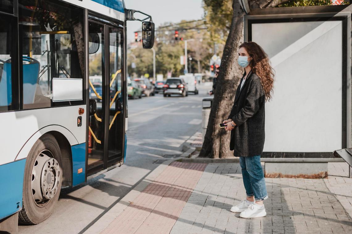 side-view-woman-waiting-for-the-bus