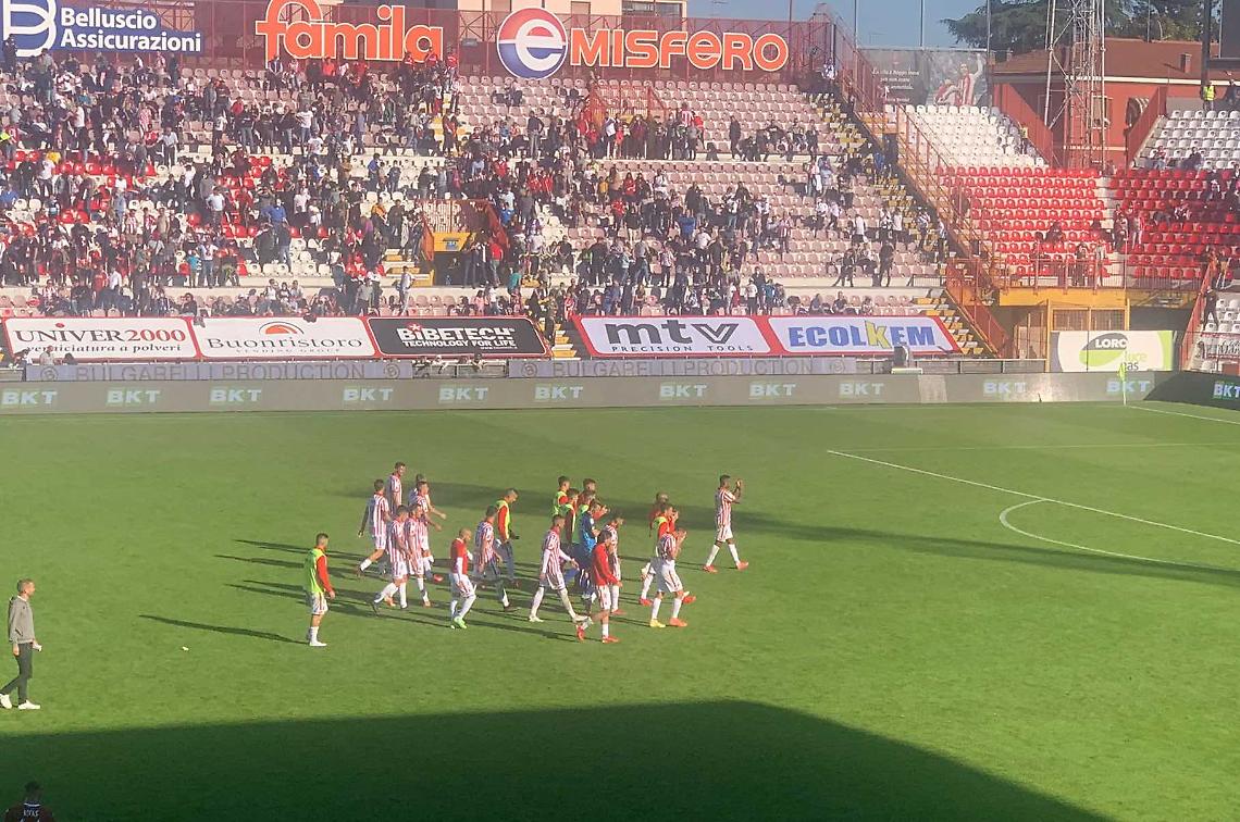 20211016_lr vicenza saluta la curva dopo il match con Reggina