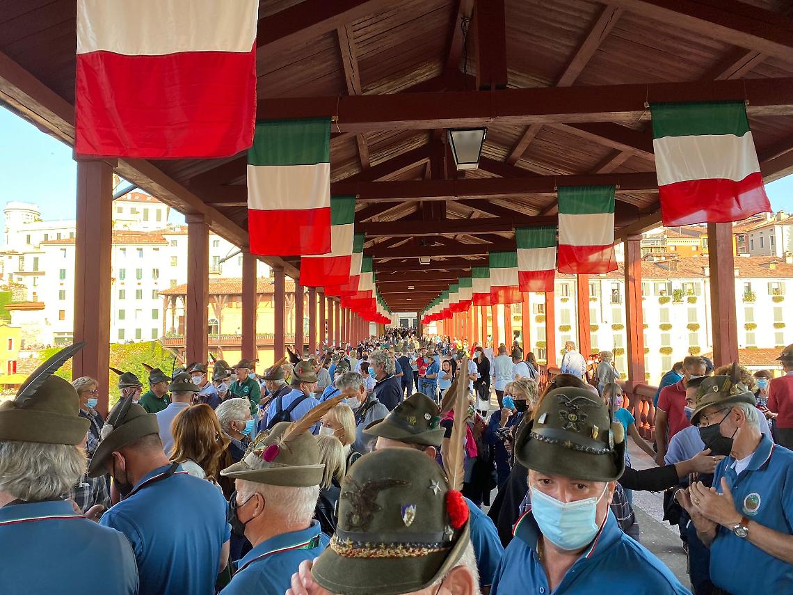 Bassano ponte degli alpini con alpini sul ponte