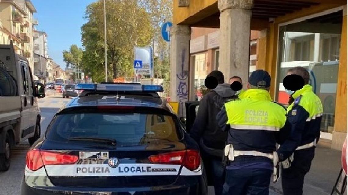 POLIZIA LOCALE identifica avventori negozio etnico