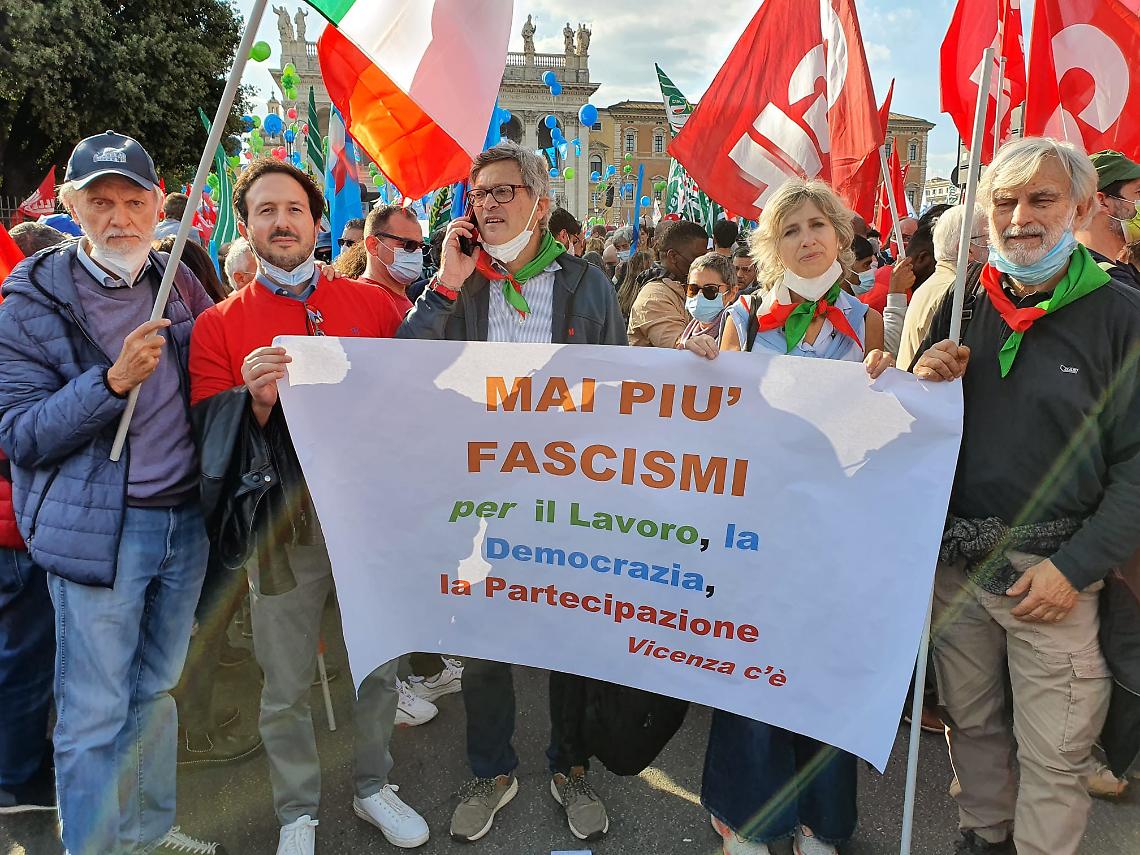 Sindacati piazza San Giovanni cartello mai più fascimsi migliore