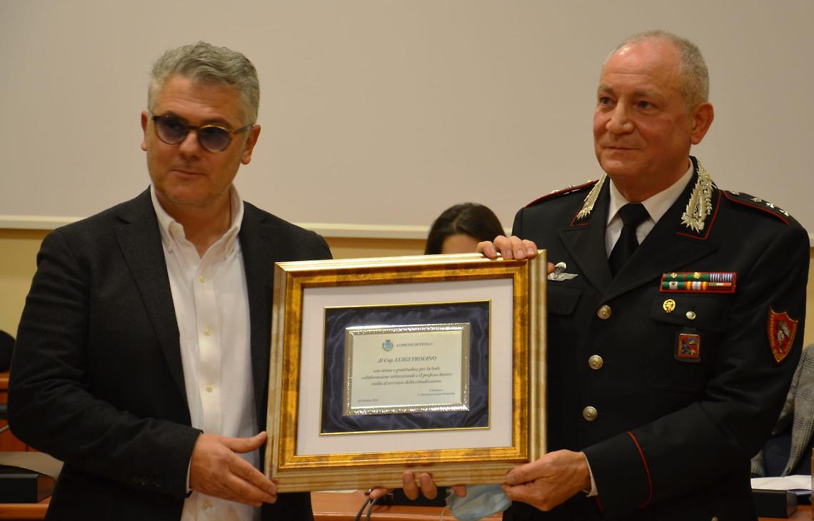 Teolo: il sindaco consegna una targa di “leale collaborazione istituzionale” al capitano Luigi Troiano