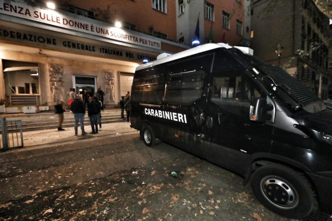 carabinieri presidiano la sede della Cgio di Roma