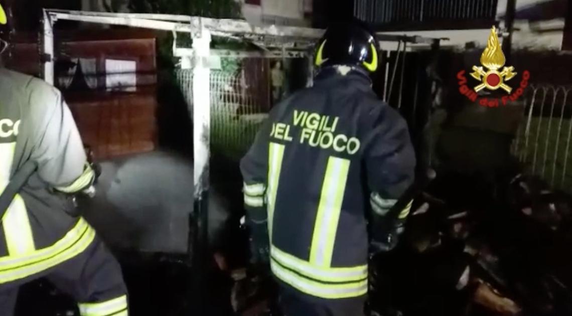 vvff spengono legnaia a Montecchio 02