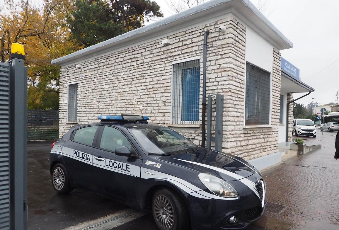 Distaccamento polizia Campo Marzo con auto polizia locale